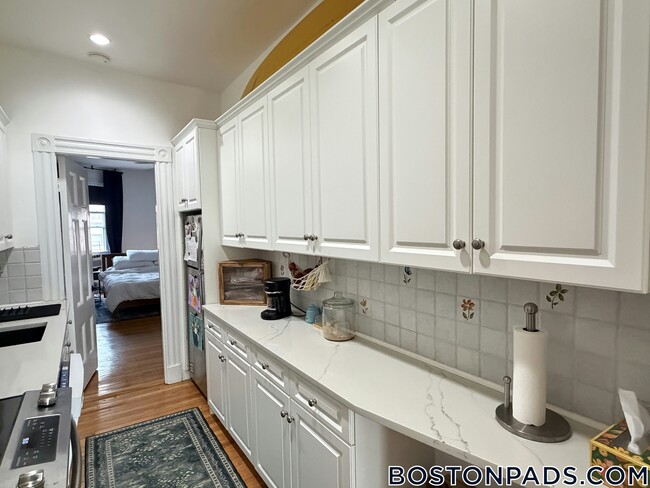 Building Photo - 918 Beacon St