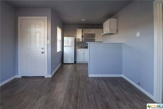 Building Photo - 122 W Avenue A