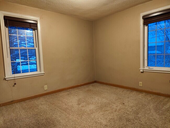 Bedroom - 511 S Elm Ave