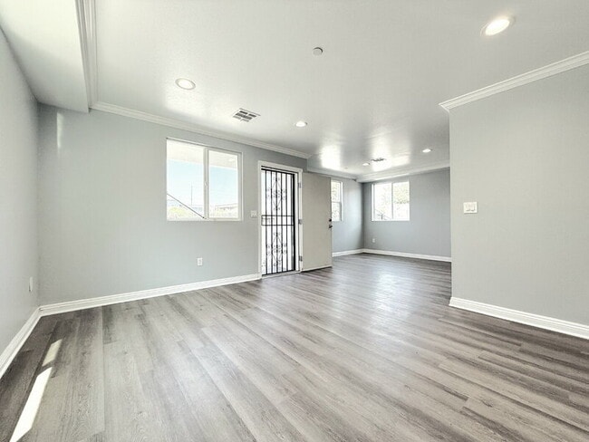 Building Photo - 320 E 55th St