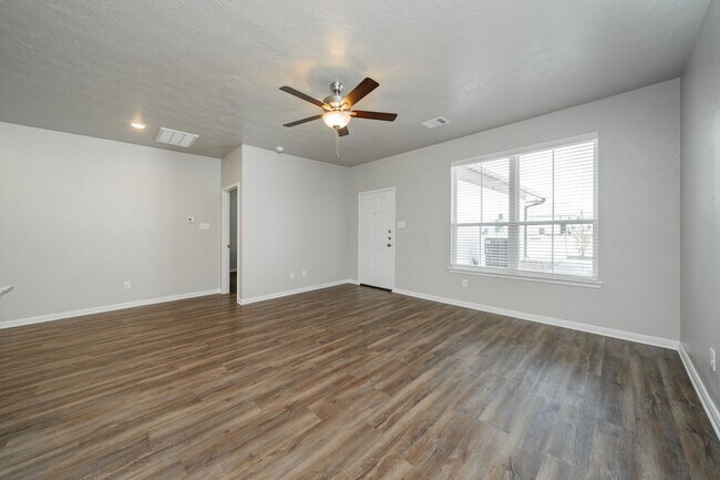 Building Photo - Spacious Townhome Available Now!