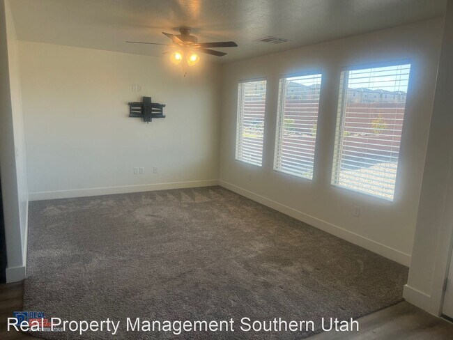 Foto del edificio - 4 br, 3 bath House - 3158 E Halo Lane