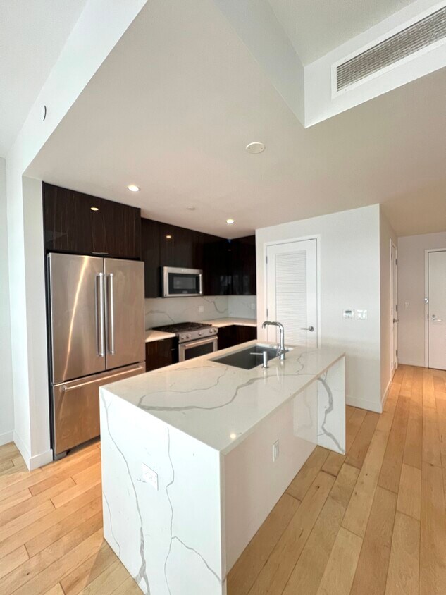 Foto principal - 800 Ave At Port Imperial Blvd