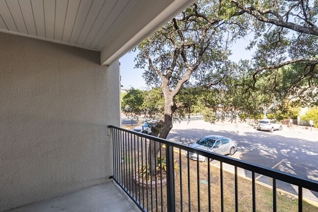 Building Photo - 935 La Posada Dr