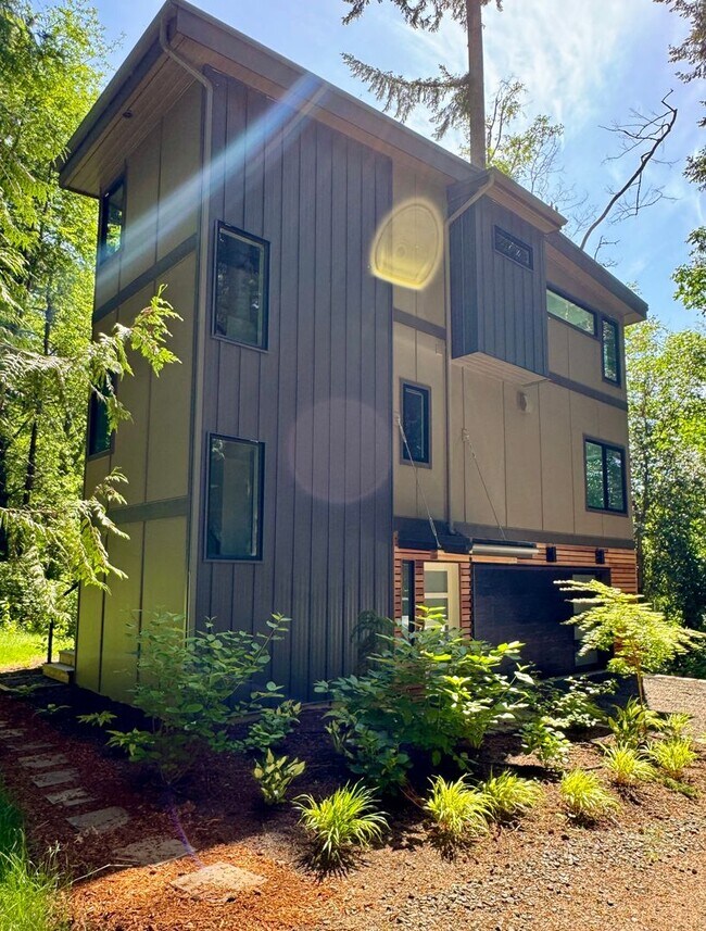 Building Photo - Stunning Contemporary 2 Bedroom Treehouse ...