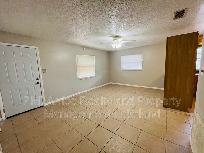 Foto del edificio - 1017 Caroline Ave