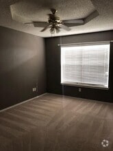 Building Photo - 2615 Briarwood Dr