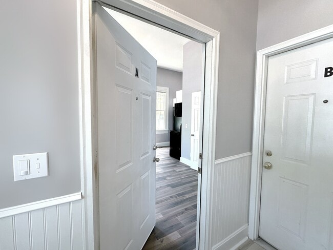 Building Photo - 313 E Henry St