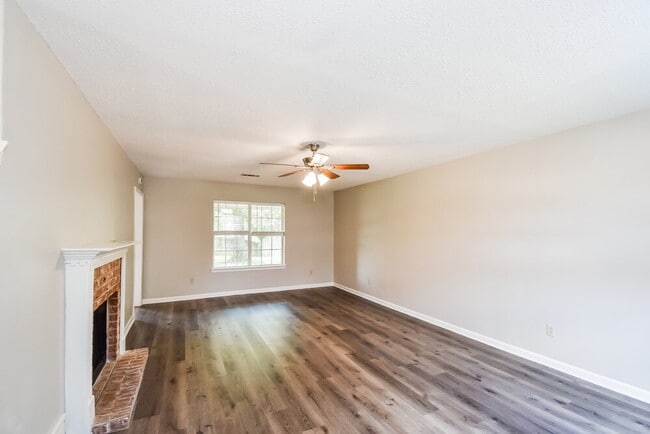 Building Photo - 10237 Green Moss Dr N