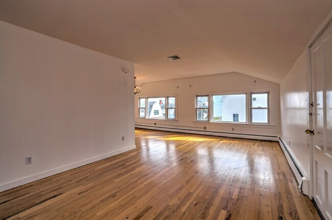 Foto del edificio - 83 Hawley Ave