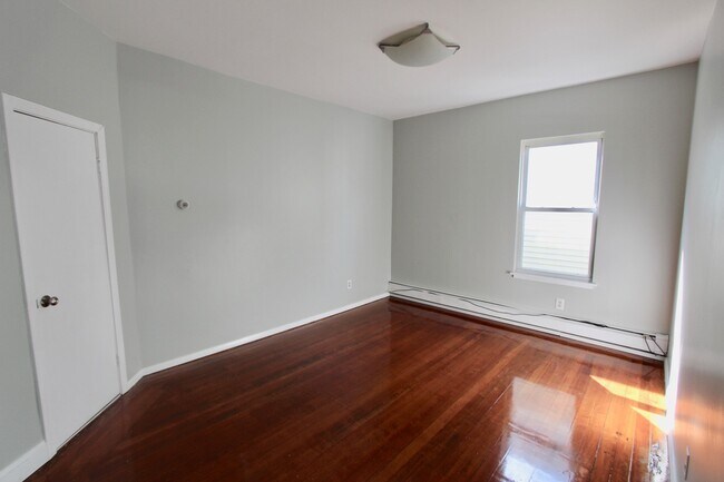 Building Photo - 643 Beach St