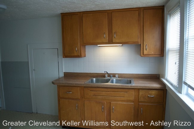 Building Photo - 6115 Merkle Ave