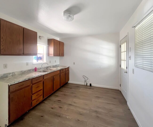 Building Photo - 1000 E Llano Dr