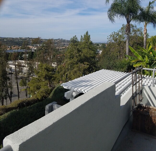 Foto del edificio - Gorgeous 2 bed 2 bath nestled in heart of Mission Viejo