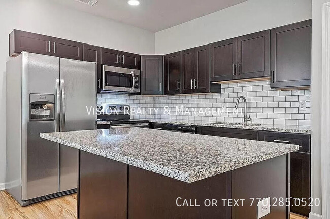 Foto del edificio - Beautiful 3 BD 2.5 BA Townhome MOVE in READY