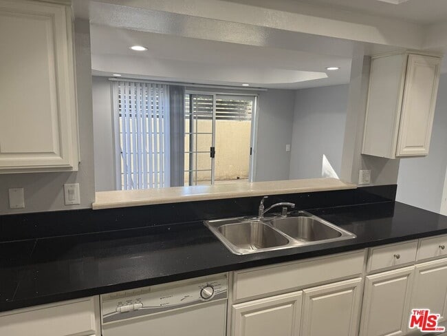 Foto del edificio - 7639 Kester Ave