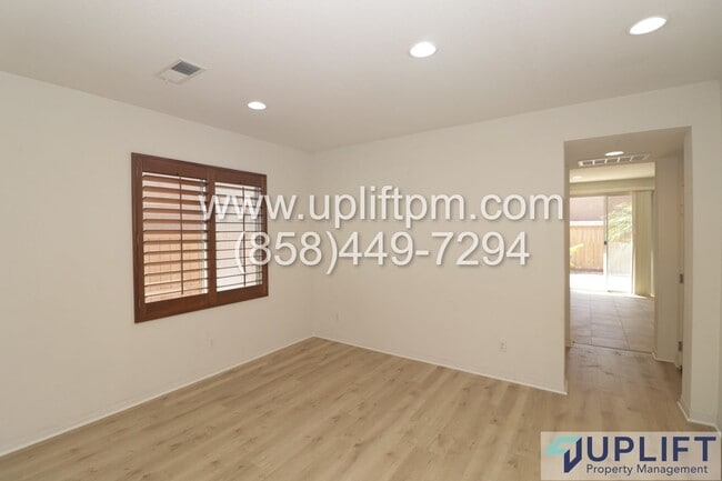 Building Photo - 4 bedroom 2.5 bathroom home in Chula Vista...
