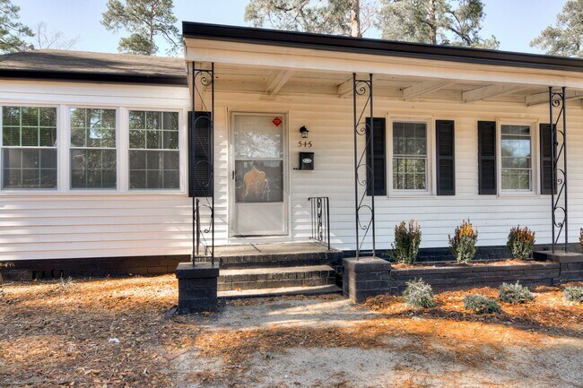 Foto del edificio - Completely Remodeled, Three Bedroom, One Bath