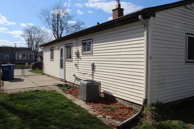 Foto del edificio - 23848 Stewart Ave