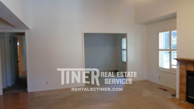 Foto del edificio - Spacious and Charming 2 Bed, 2 Bath Townho...