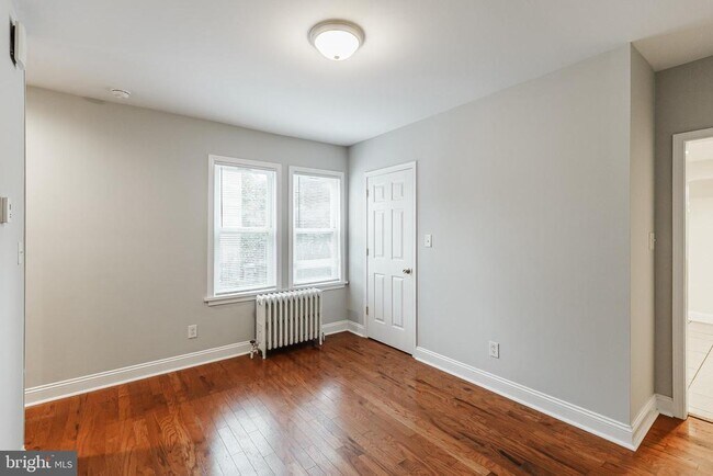 Foto del edificio - 383 Stewart Ave