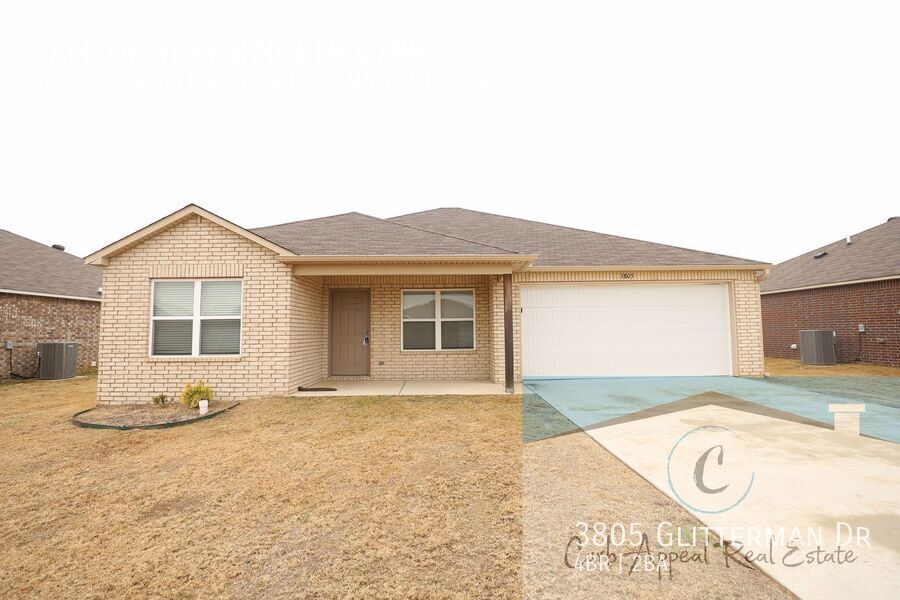 Foto principal - Spacious 4 bed, 2 bath home - fenced back ...