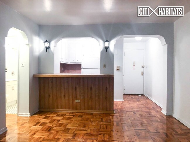 Foto del edificio - 90-15 Queens Blvd