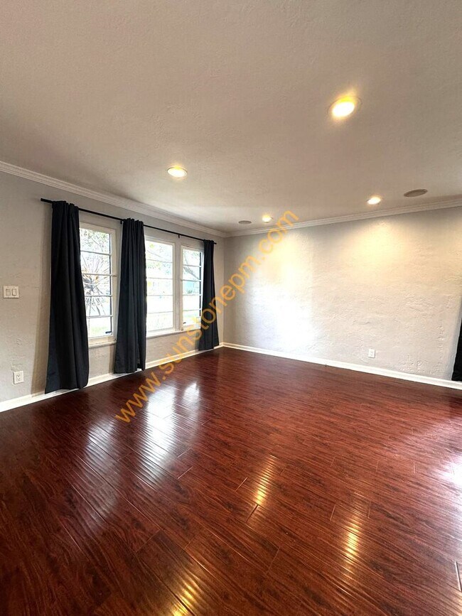 Foto del edificio - Stunning 2 Bedroom, 1 Bathroom Home on a L...