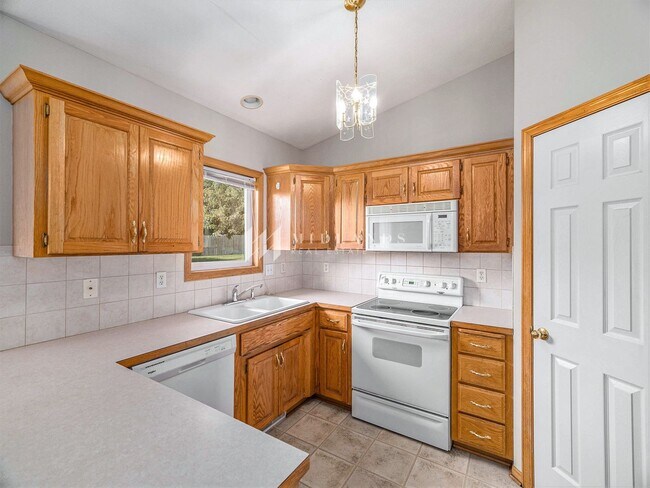 Foto del edificio - Beautiful Millard Townhome
