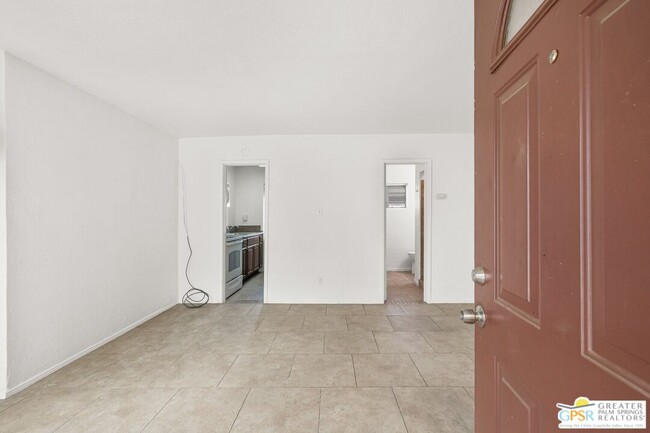 Building Photo - 920 E Cottonwood Rd
