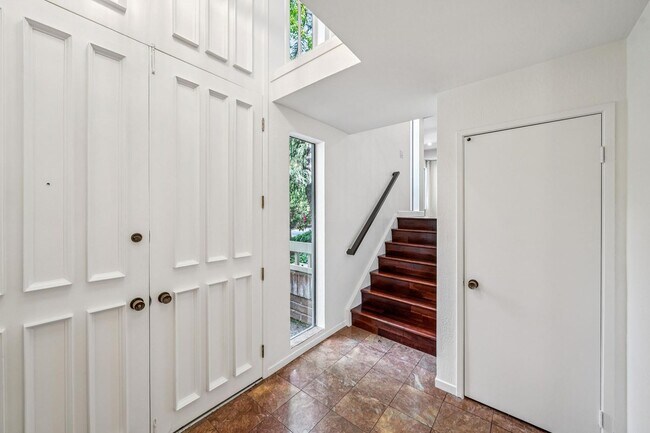 Foto del edificio - Luxury 3-Level Townhome in Highly Desirable Sharon Heights Neighborhood