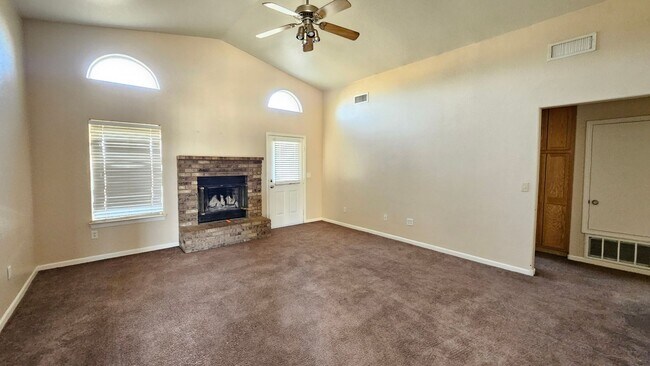 Foto del edificio - Charming 3-Bedroom, 2-Bath Home with Spacious Layout & Cozy Features