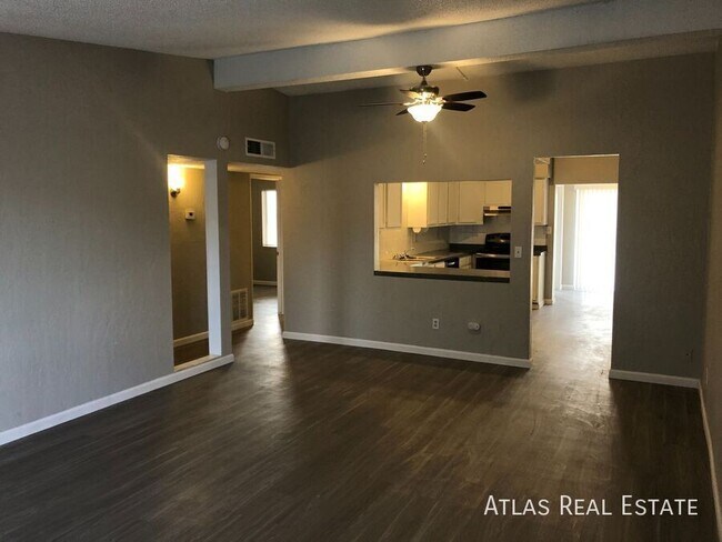 Foto del edificio - 7015 E Wilshire Dr