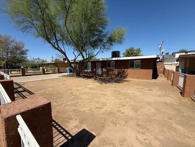 N 32nd Ave - N 32nd Ave House