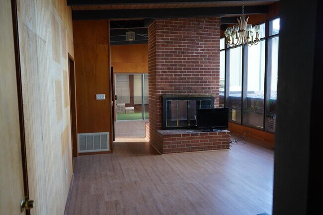 Building Photo - 1625 Higgins Way