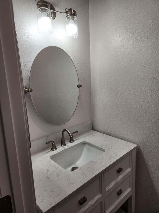 Medio baño en la planta baja - 443 E Park Ave