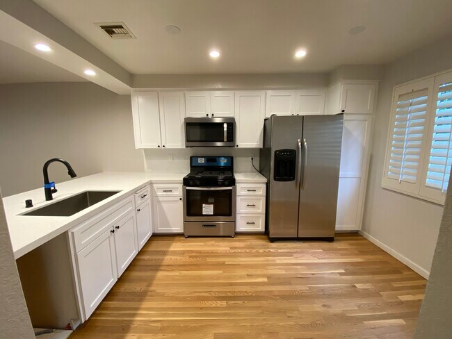 Cocina recién reformada - 2022 Delaware Ave