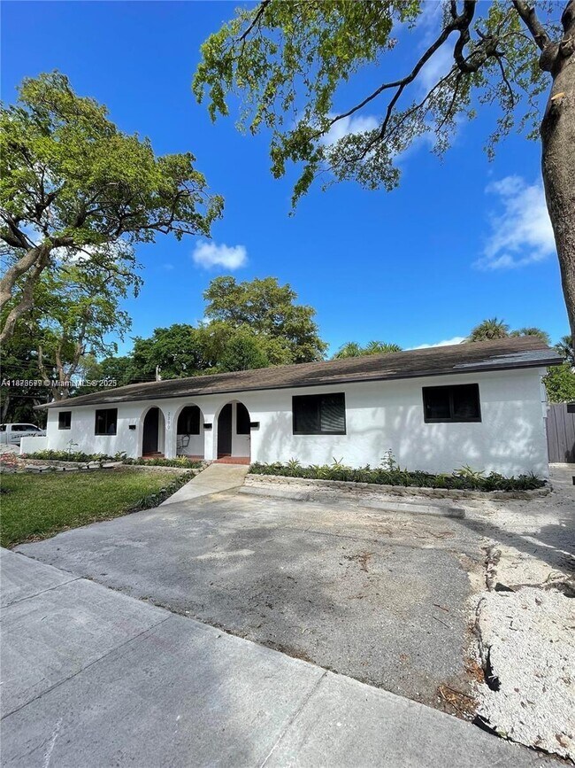 Building Photo - 2300 SW 18th Terrace