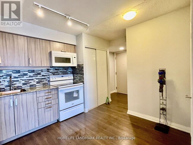 Building Photo - 30 Meadowglen Pl