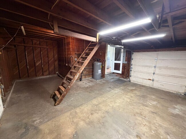 Foto del edificio - Charming 3 Bedroom with a Large Fenced Yard!