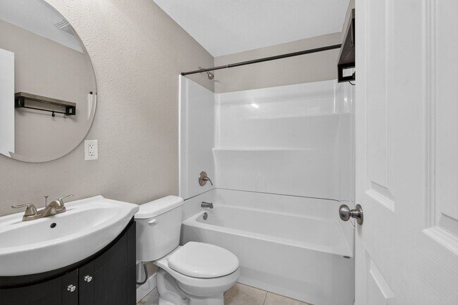 Foto del edificio - 3689 Whispering Woods Dr