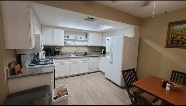 Foto del edificio - 5576 W Rochelle Ave