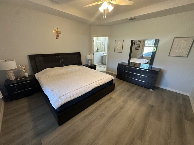 Foto del edificio - 4-bedroom, 2-bathroom