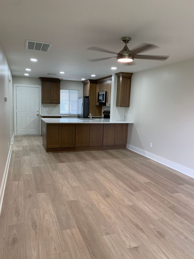 Building Photo - Completely Renovated 2 Bedroom 2 Bath Park...