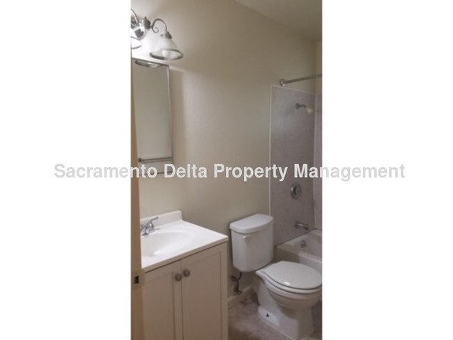 Foto del edificio - 2 BEDROOM CARMICHAEL DUPLEX AVAILABLE NOW!