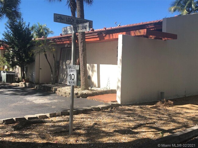 Foto del edificio - 6981 Greentree Ln