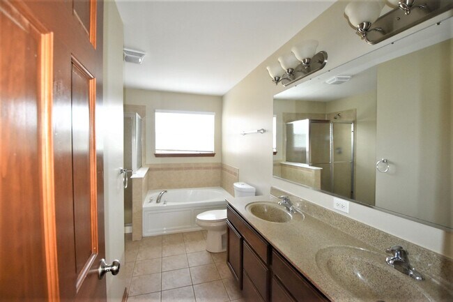 Building Photo - 4 Beds 3 Baths