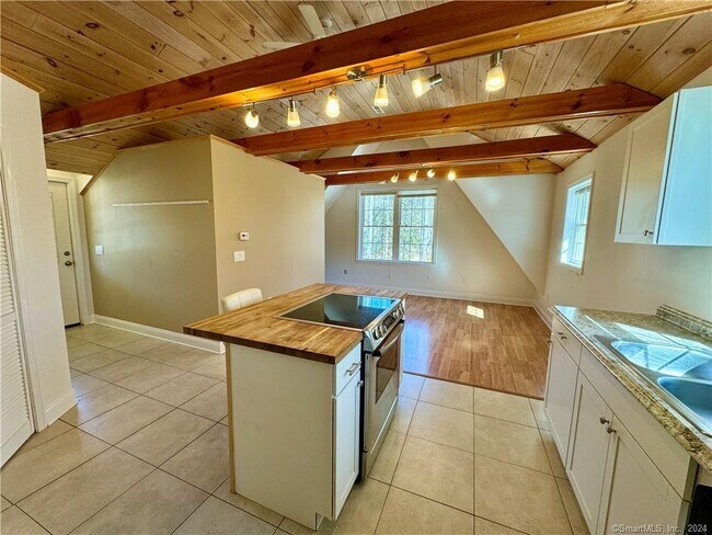 Building Photo - 114 Meadow Lark Ln