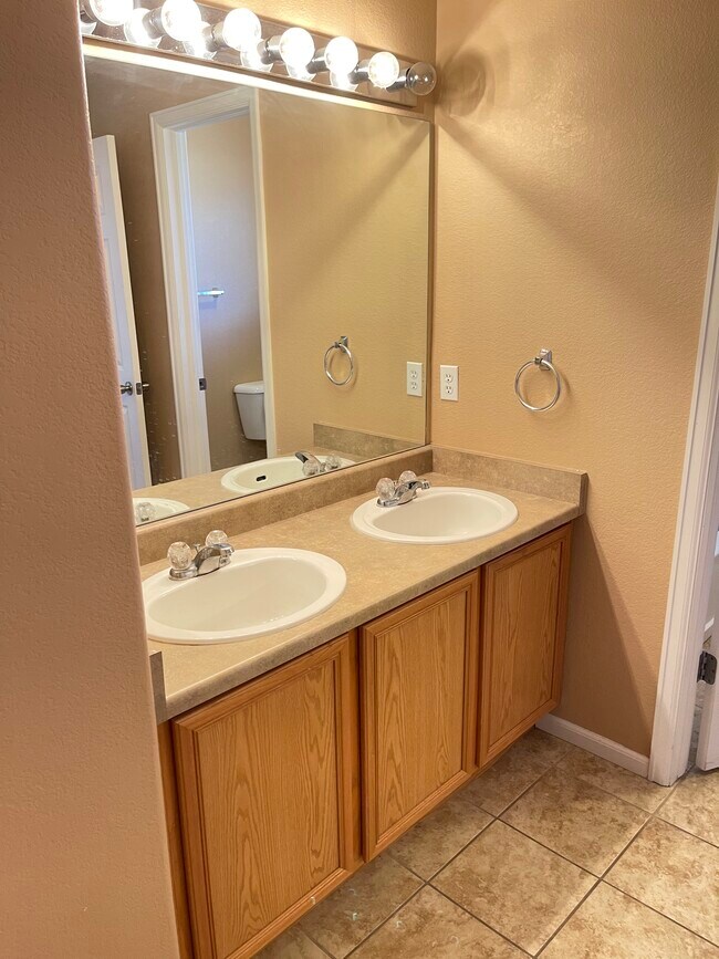 Master Bath - 2371 Lions Pt
