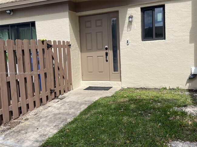 Foto del edificio - 2950 NW 106th Ave